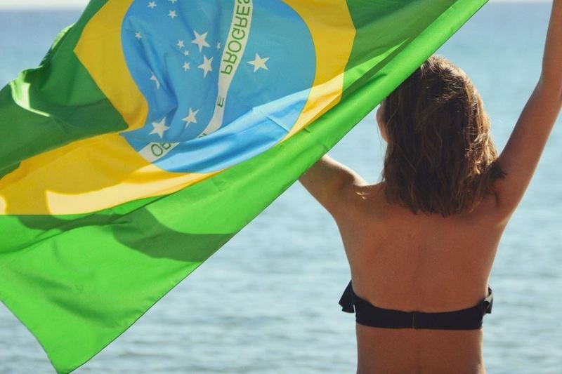bandeira mulher viajar sozinha brasil