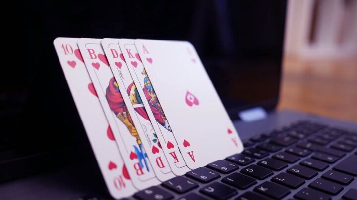 Aprenda como jogar poker online grátis