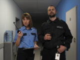 dois policiais no espaço de trabalho